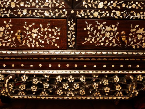 Vetrina in legno ebanizzato, interamente intarsiata in madreperla  - Asta Una casa al Ponte Vecchio - Associazione Nazionale - Case d'Asta italiane