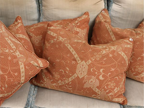 Serie di sei grandi cuscini in tessuto damascato  - Asta Una casa al Ponte Vecchio - Associazione Nazionale - Case d'Asta italiane