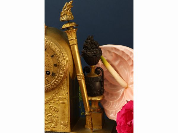 Orologio da tavolo in bronzo dorato e antimonio  - Asta Una casa al Ponte Vecchio - Associazione Nazionale - Case d'Asta italiane