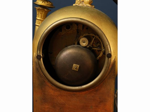 Orologio da tavolo in bronzo dorato e antimonio  - Asta Una casa al Ponte Vecchio - Associazione Nazionale - Case d'Asta italiane