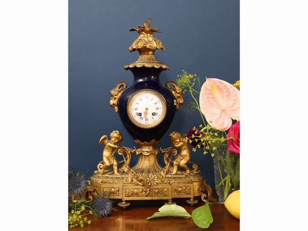 Orologio da tavolo in bronzo dorato e porcellana blu  - Asta Una casa al Ponte Vecchio - Associazione Nazionale - Case d'Asta italiane