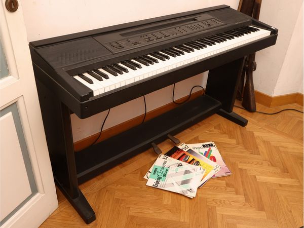 Pianoforte digitale Yamaha Clavinova CVP-8  - Asta Una casa al Ponte Vecchio - Associazione Nazionale - Case d'Asta italiane