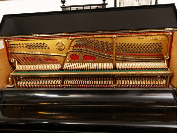 Pianoforte verticale in legno ebanizzato, Rittmuller Gottingen  - Asta Una casa al Ponte Vecchio - Associazione Nazionale - Case d'Asta italiane