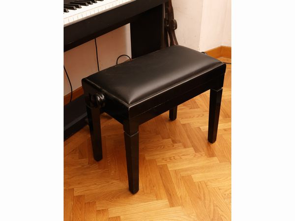 Sgabello da pianoforte in lacca nera  - Asta Una casa al Ponte Vecchio - Associazione Nazionale - Case d'Asta italiane
