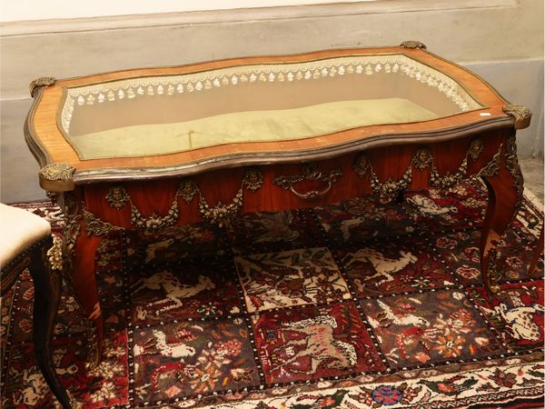 Tavolino teca per collezioni impiallacciato in legno di rosa  - Asta Una casa al Ponte Vecchio - Associazione Nazionale - Case d'Asta italiane