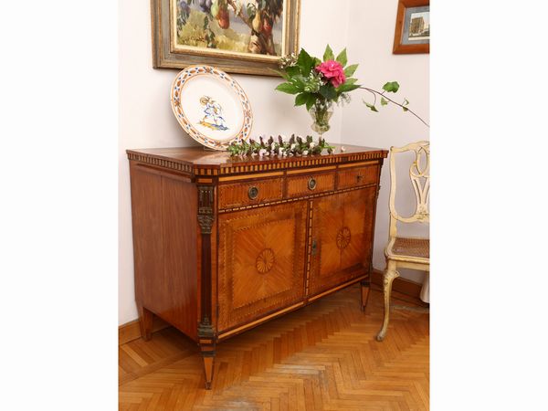 Credenza impiallacciata in legno di rosa, mogano ed altre essenze  - Asta Una casa al Ponte Vecchio - Associazione Nazionale - Case d'Asta italiane