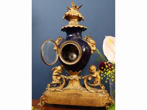 Orologio da tavolo in bronzo dorato e porcellana blu  - Asta Una casa al Ponte Vecchio - Associazione Nazionale - Case d'Asta italiane