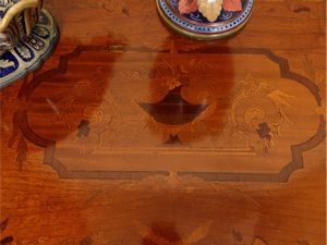 Tavolino in mogano ed altre essenze  - Asta Una casa al Ponte Vecchio - Associazione Nazionale - Case d'Asta italiane