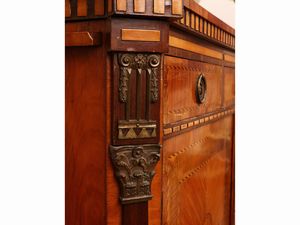 Credenza impiallacciata in legno di rosa, mogano ed altre essenze  - Asta Una casa al Ponte Vecchio - Associazione Nazionale - Case d'Asta italiane