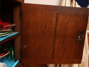 Credenza impiallacciata in legno di rosa, mogano ed altre essenze  - Asta Una casa al Ponte Vecchio - Associazione Nazionale - Case d'Asta italiane