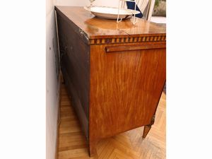 Credenza impiallacciata in legno di rosa, mogano ed altre essenze  - Asta Una casa al Ponte Vecchio - Associazione Nazionale - Case d'Asta italiane