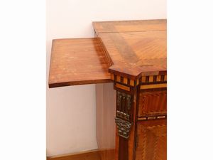 Credenza impiallacciata in legno di rosa, mogano ed altre essenze  - Asta Una casa al Ponte Vecchio - Associazione Nazionale - Case d'Asta italiane