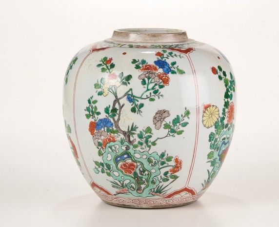 Coppia di potiche in porcellana, Cina, Dinastia Qing, epoca Kangxi (1662 - 1722)  - Asta Dimore italiane - Associazione Nazionale - Case d'Asta italiane