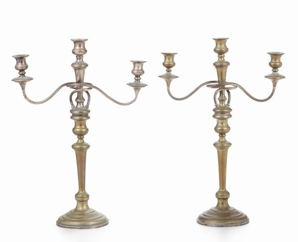 Coppia candelabri a tre luci in metallo argentato. XX secolo  - Asta Dimore italiane - Associazione Nazionale - Case d'Asta italiane