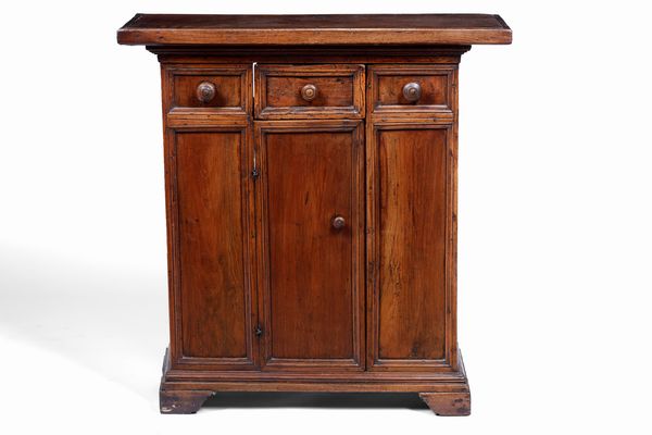 Piccola credenza in noce  - Asta Dimore italiane - Associazione Nazionale - Case d'Asta italiane