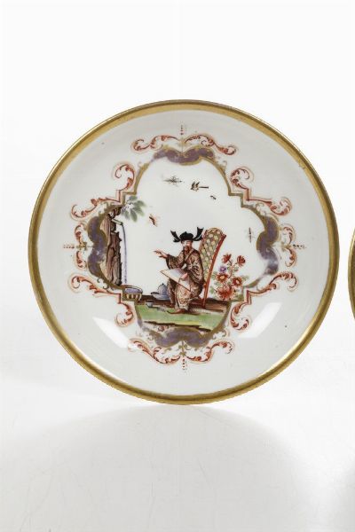 Rara coppia di tazze con piattino <BR>Meissen, 1723-1724 circa<BR>Pittura probabilmente di Johann Gregor Hroldt  - Asta Dimore italiane - Associazione Nazionale - Case d'Asta italiane