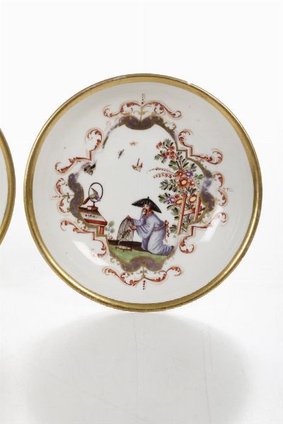 Rara coppia di tazze con piattino <BR>Meissen, 1723-1724 circa<BR>Pittura probabilmente di Johann Gregor Hroldt  - Asta Dimore italiane - Associazione Nazionale - Case d'Asta italiane