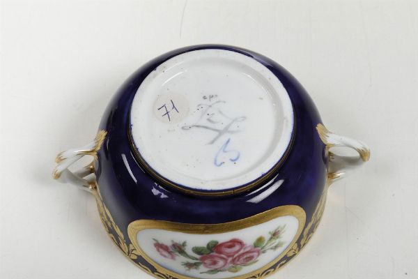 Tazza da brodo con sottopiatto <BR>Svres, 1777  - Asta Dimore italiane - Associazione Nazionale - Case d'Asta italiane