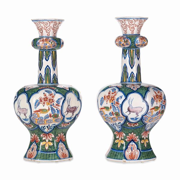 Coppia di vasi <BR>Olanda, Manifattura di Delft, XIX secolo  - Asta Dimore italiane - Associazione Nazionale - Case d'Asta italiane