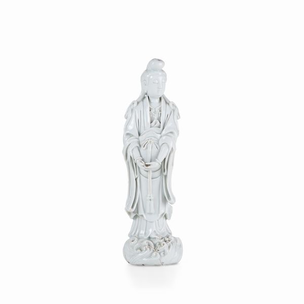 Figura di Guanyin stante in porcellana Blanc de Chine, Cina, Dinastia Qing, epoca Qianlong (1736-1796)  - Asta Dimore italiane - Associazione Nazionale - Case d'Asta italiane