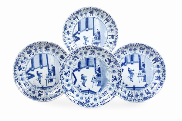Quattro piatti in porcellana bianca e blu con personaggi e decori floreali, Cina, Dinastia Qing, epoca Kangxi (1662-1722)  - Asta Dimore italiane - Associazione Nazionale - Case d'Asta italiane