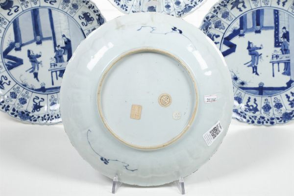 Quattro piatti in porcellana bianca e blu con personaggi e decori floreali, Cina, Dinastia Qing, epoca Kangxi (1662-1722)  - Asta Dimore italiane - Associazione Nazionale - Case d'Asta italiane