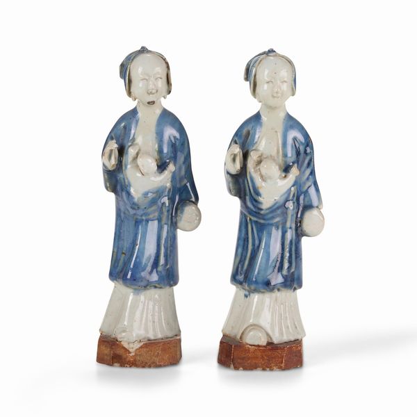 Coppia figurine in porcellana con smalto monocromo celeste, Cina, Dinastia Qing, epoca Qianlong (1736-1796)  - Asta Dimore italiane - Associazione Nazionale - Case d'Asta italiane