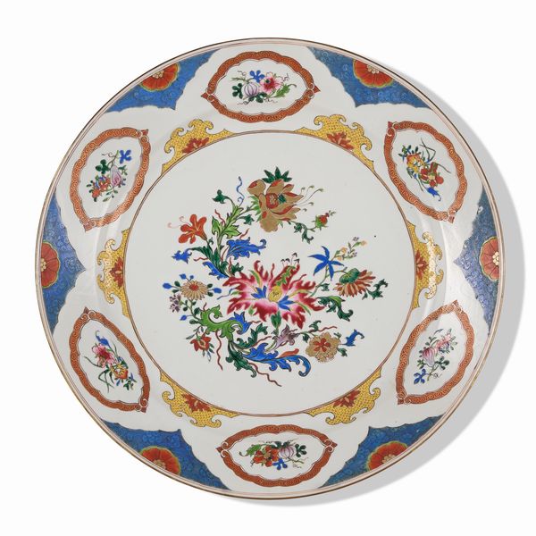 Coppia di piatti in porcellana Famiglia Rosa con decoro centrale a fiori di loto e motivi floreali entro riserve, Cina, Dinastia Qing, epoca Qianlong (1736-1796)  - Asta Dimore italiane - Associazione Nazionale - Case d'Asta italiane