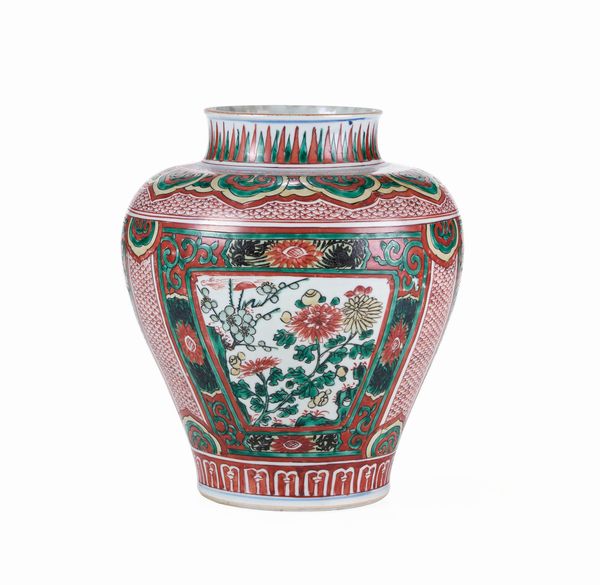 Vaso in porcellana con decori floreali e soggetti naturalistici entro riserve, Cina, Dinastia Qing, epoca Chongzheng (1628-1643)  - Asta Dimore italiane - Associazione Nazionale - Case d'Asta italiane