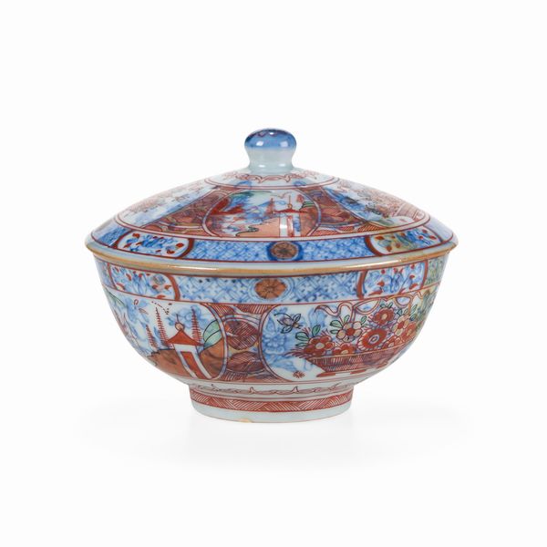 Ciotola con coperchio in porcellana Imari con scene di vita comune entro riserve e decori floreali, Cina, Dinastia Qing, epoca Qianlong (1736-1796)  - Asta Dimore italiane - Associazione Nazionale - Case d'Asta italiane