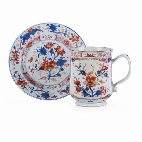 Boccale e piatto in porcellana Imari con decori floreali, Cina, <BR>Dinastia Qing, epoca Qianlong (1736-1796)  - Asta Dimore italiane - Associazione Nazionale - Case d'Asta italiane