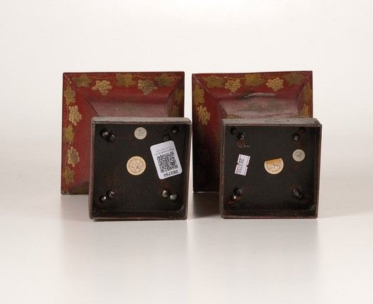 Coppia di vasetti laccati in oro su fondo rosso e base in legno  - Asta Dimore italiane - Associazione Nazionale - Case d'Asta italiane