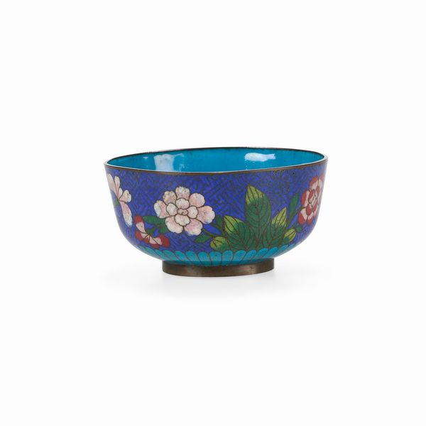 Ciotolina in smalti cloisonn con decoro floreale, Cina, Dinastia Qing, XIX secolo  - Asta Dimore italiane - Associazione Nazionale - Case d'Asta italiane