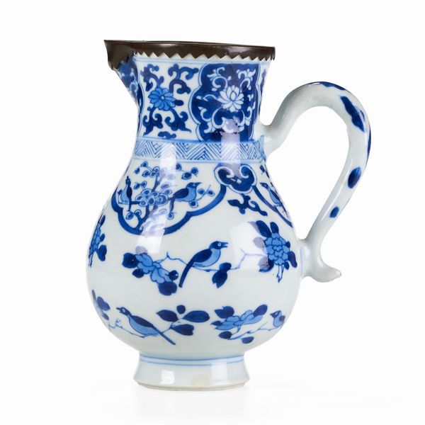 Caffettiera con decori floreali in porcellana bianca e blu, Cina, Dinastia Qing, epoca Kangxi (1662-1722)  - Asta Dimore italiane - Associazione Nazionale - Case d'Asta italiane