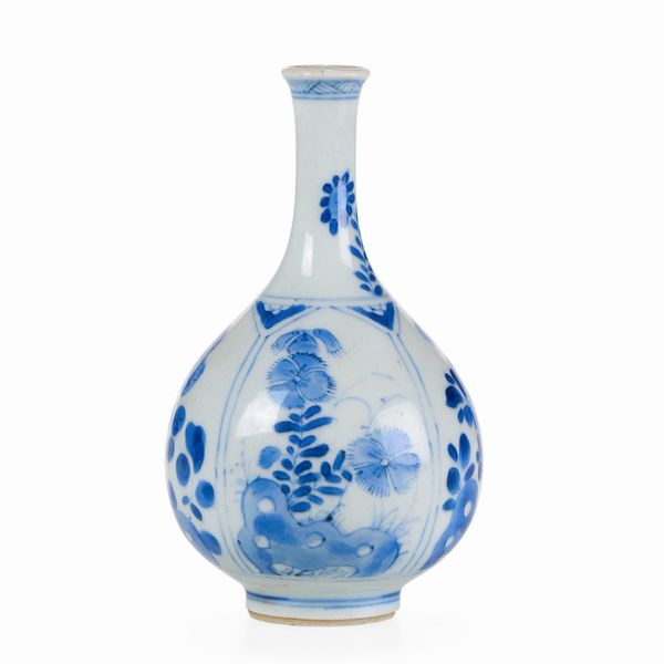 Vaso a bottiglia con decori floreali in porcellana bianca e blu, Cina, Dinastia Qing, epoca Kangxi (1662-1722)<BR><BR>  - Asta Dimore italiane - Associazione Nazionale - Case d'Asta italiane