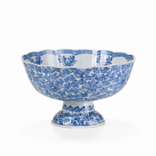 Alzatina in porcellana bianca e blu a decori floreali, Cina, Dinastia Qing, epoca Kangxi (1662-1722)  - Asta Dimore italiane - Associazione Nazionale - Case d'Asta italiane