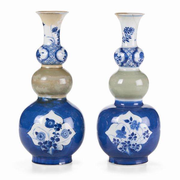 Coppia di vasi a tripla zucca, Cina, Dinastia Qing, epoca Kangxi (1662-1722)  - Asta Dimore italiane - Associazione Nazionale - Case d'Asta italiane