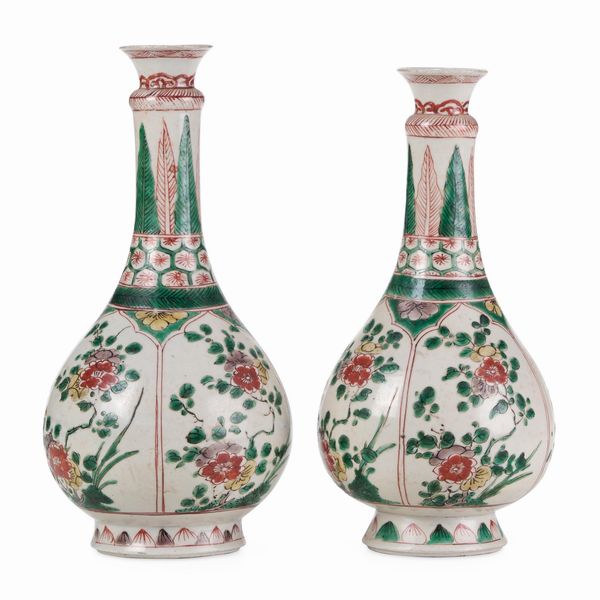 Due vasi a bottiglia in porcellana Famiglia Verde, Cina, Dinastia Qing, epoca Kangxi (1662-1722)  - Asta Dimore italiane - Associazione Nazionale - Case d'Asta italiane
