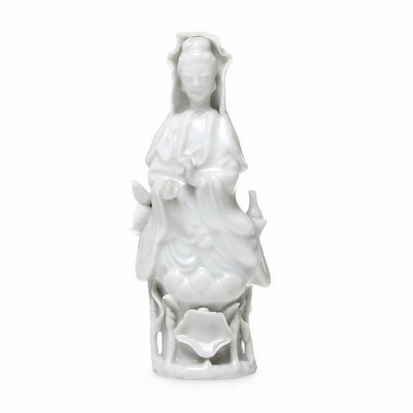 Figura di Guanyin seduta in porcellana Blanc de Chine, Cina, XIX secolo  - Asta Dimore italiane - Associazione Nazionale - Case d'Asta italiane