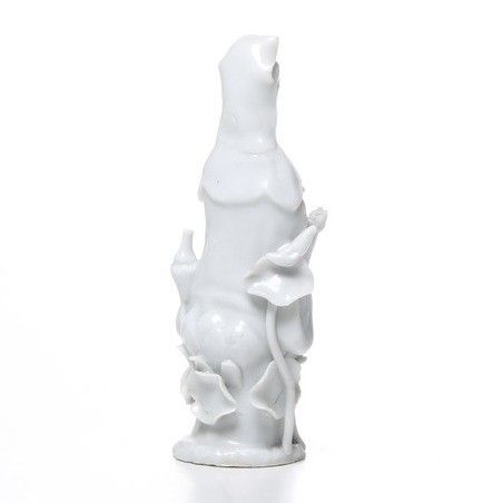 Figura di Guanyin seduta in porcellana Blanc de Chine, Cina, XIX secolo  - Asta Dimore italiane - Associazione Nazionale - Case d'Asta italiane