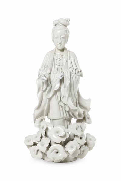 Figurina di Guanyin in porcellana Blanc de Chine su una nuvola, XIX secolo  - Asta Dimore italiane - Associazione Nazionale - Case d'Asta italiane