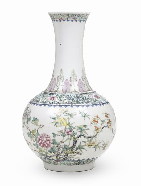 Vaso a bottiglia con decoro floreale famiglia Rosa in porcellana, Cina, Dinastia Qing, Jiaqing (1727-1820)  - Asta Dimore italiane - Associazione Nazionale - Case d'Asta italiane