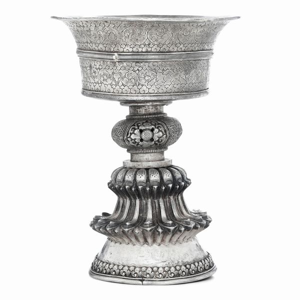 Vaso tibetano in argento inciso a decoro naturalistico, Tibet, XIX secolo  - Asta Dimore italiane - Associazione Nazionale - Case d'Asta italiane