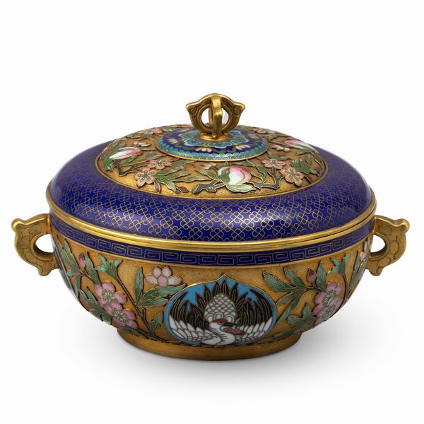 Zuppierina in smalti cloisonn e rame dorato con decori naturalistici, Cina, Repubblica, XX secolo  - Asta Dimore italiane - Associazione Nazionale - Case d'Asta italiane