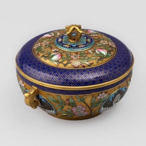 Zuppierina in smalti cloisonn e rame dorato con decori naturalistici, Cina, Repubblica, XX secolo  - Asta Dimore italiane - Associazione Nazionale - Case d'Asta italiane