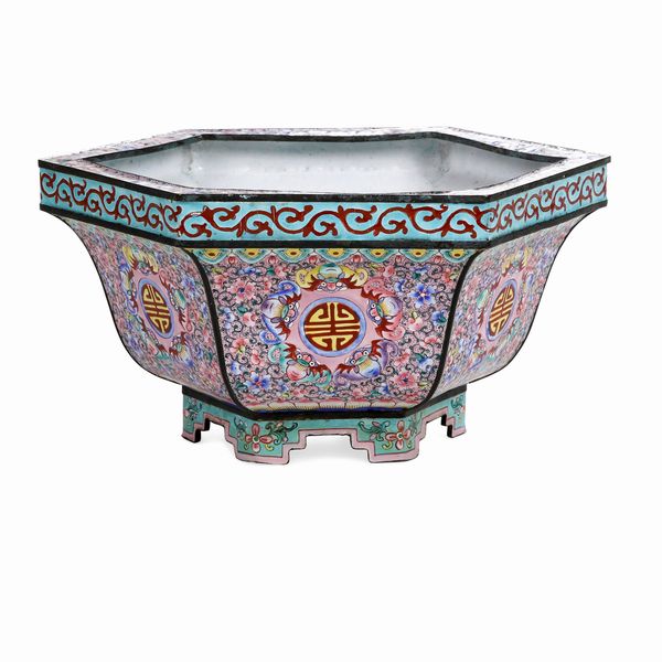 Giardiniera in porcellana smaltata con decoro floreale e ideogrammi, Cina, Canton, Dinastia Qing, Jiaqing (1727-1820)  - Asta Dimore italiane - Associazione Nazionale - Case d'Asta italiane