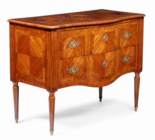 Coppia di commode in legno lastronato ed intarsiato. Francia XVIII secolo  - Asta Dimore italiane - Associazione Nazionale - Case d'Asta italiane