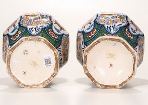 Coppia di vasi <BR>Olanda, Manifattura di Delft, XIX secolo  - Asta Dimore italiane - Associazione Nazionale - Case d'Asta italiane