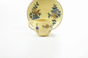 Una tazza e un piattino<BR>Francia, XVIII secolo  - Asta Dimore italiane - Associazione Nazionale - Case d'Asta italiane