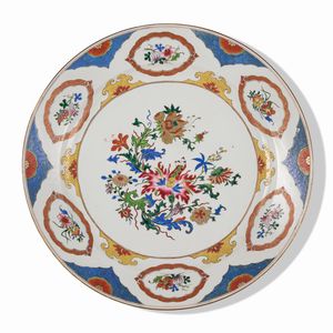 Coppia di piatti in porcellana Famiglia Rosa con decoro centrale a fiori di loto e motivi floreali entro riserve, Cina, Dinastia Qing, epoca Qianlong (1736-1796)  - Asta Dimore italiane - Associazione Nazionale - Case d'Asta italiane